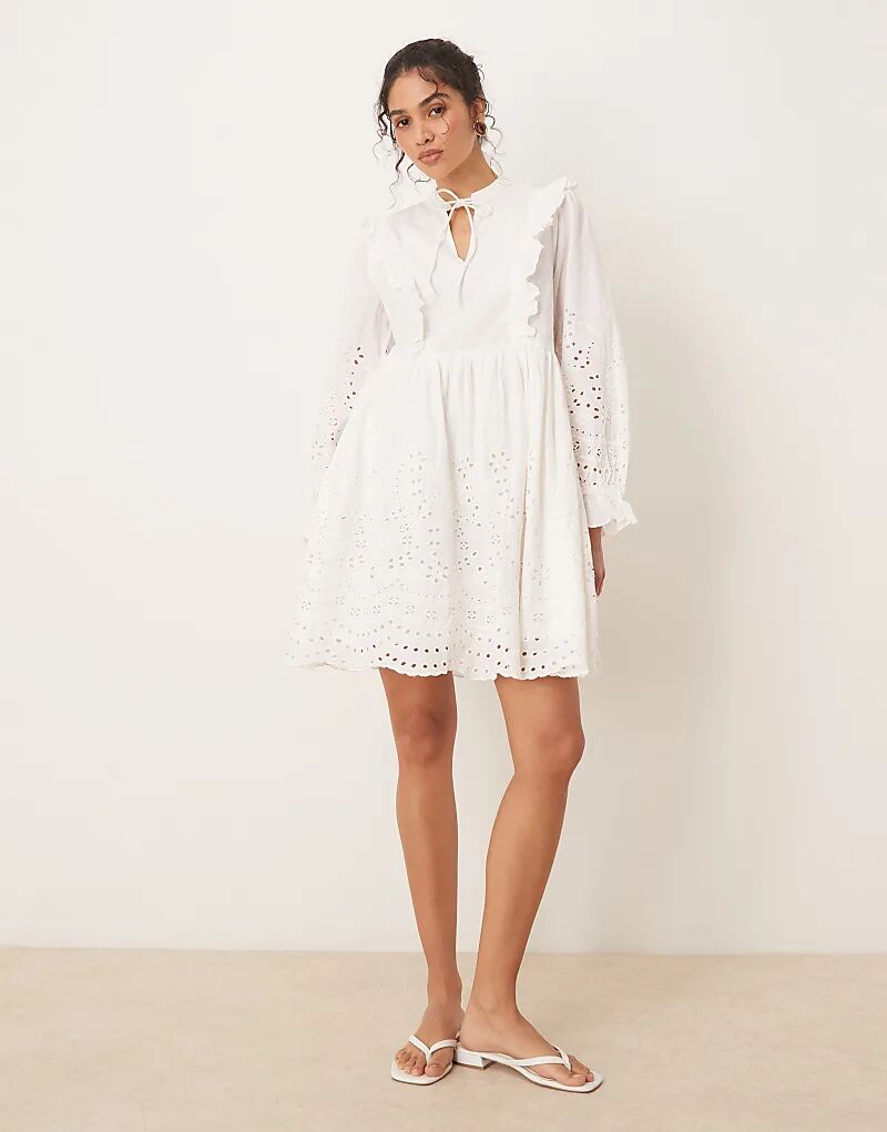 

Мини-платье YAS с вышивкой ришелье и завязкой на шее белого цвета