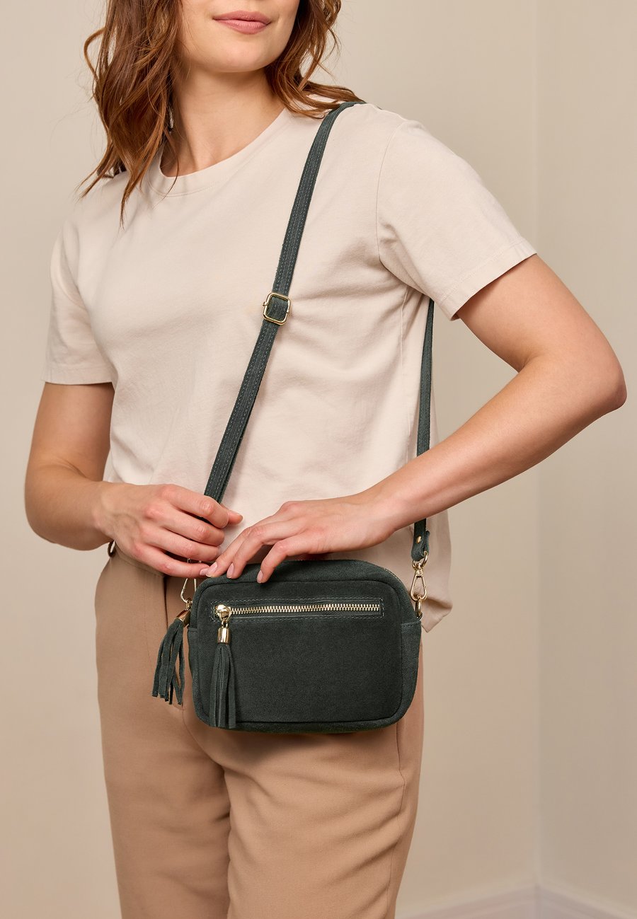 

Сумка кросс-боди Gusti Leder CARIBA, Dunkelgrün/Dark Green