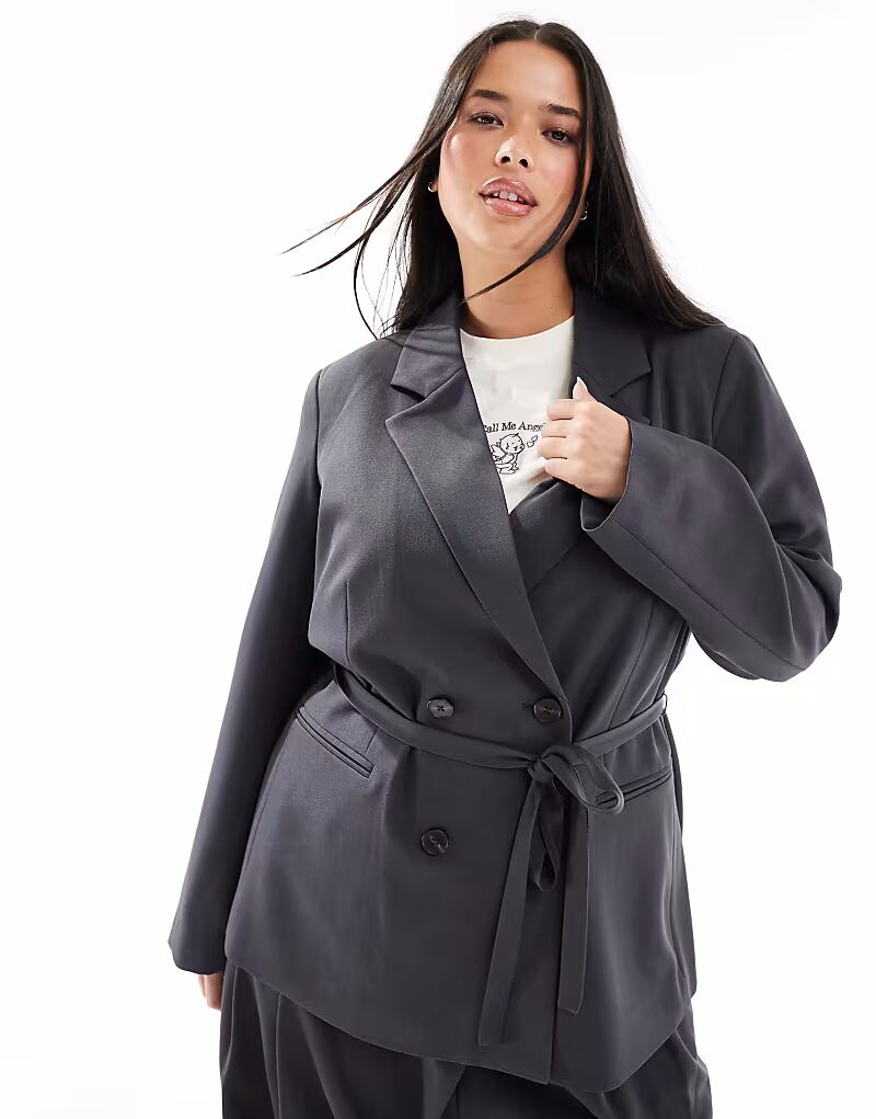 

Двубортный блейзер Vero Moda Curve с завязкой на талии, темно-серый цвет