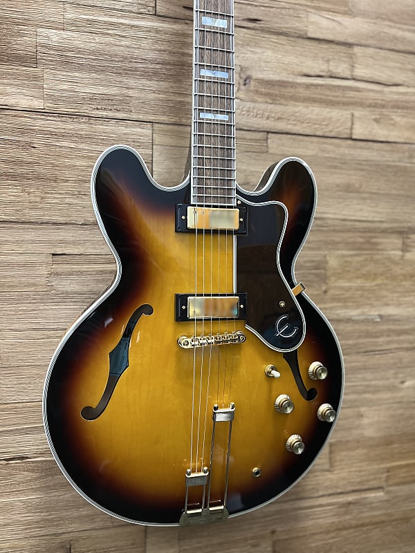 

Электрогитара Epiphone Sheraton Semi Hollow Guitar- Vintage Sunburst 8lbs 8oz w/ Gig bag. new!