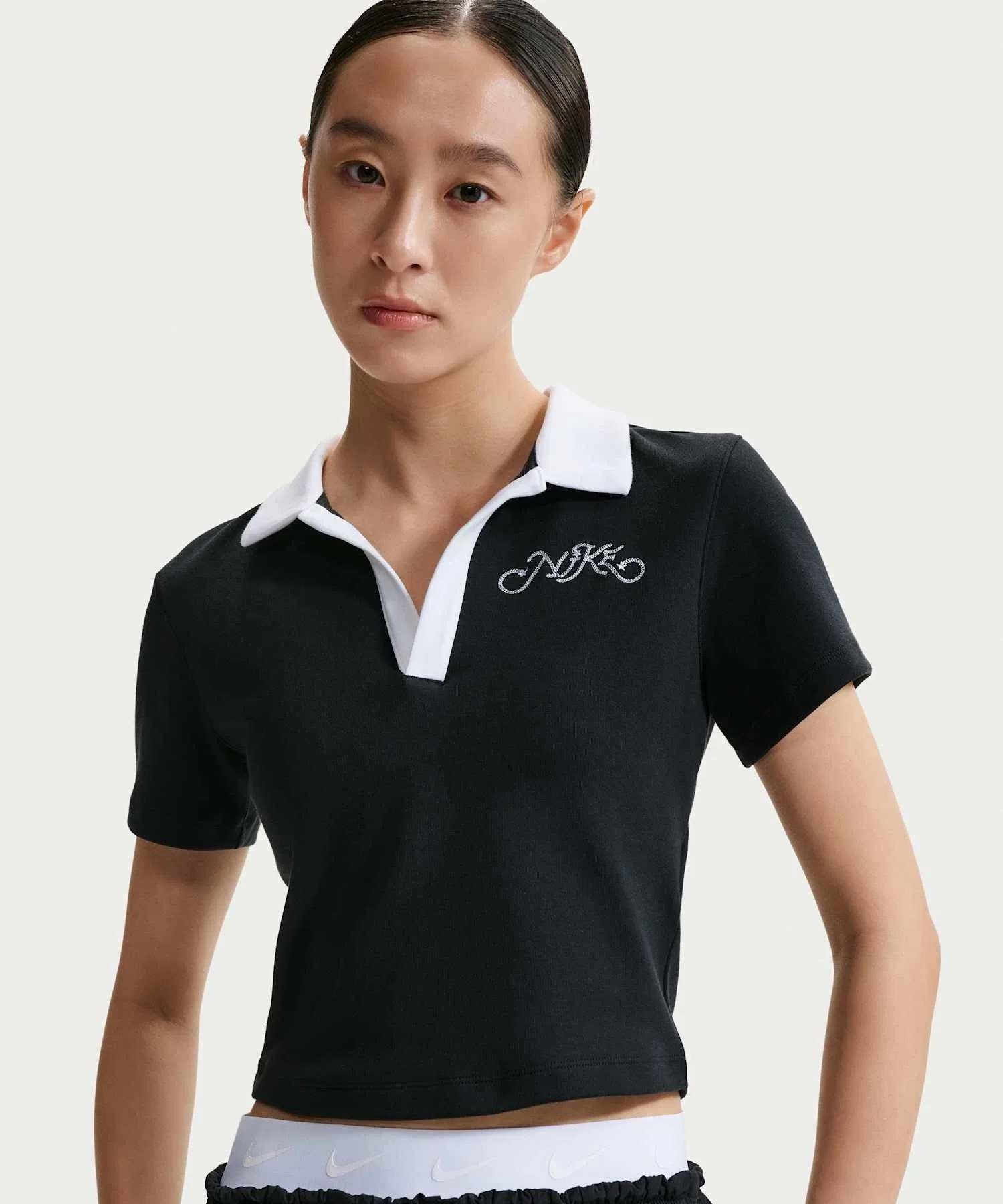 Женская укороченная футболка-поло с коротким рукавом Nike Sportswear IR7565-010, черная.