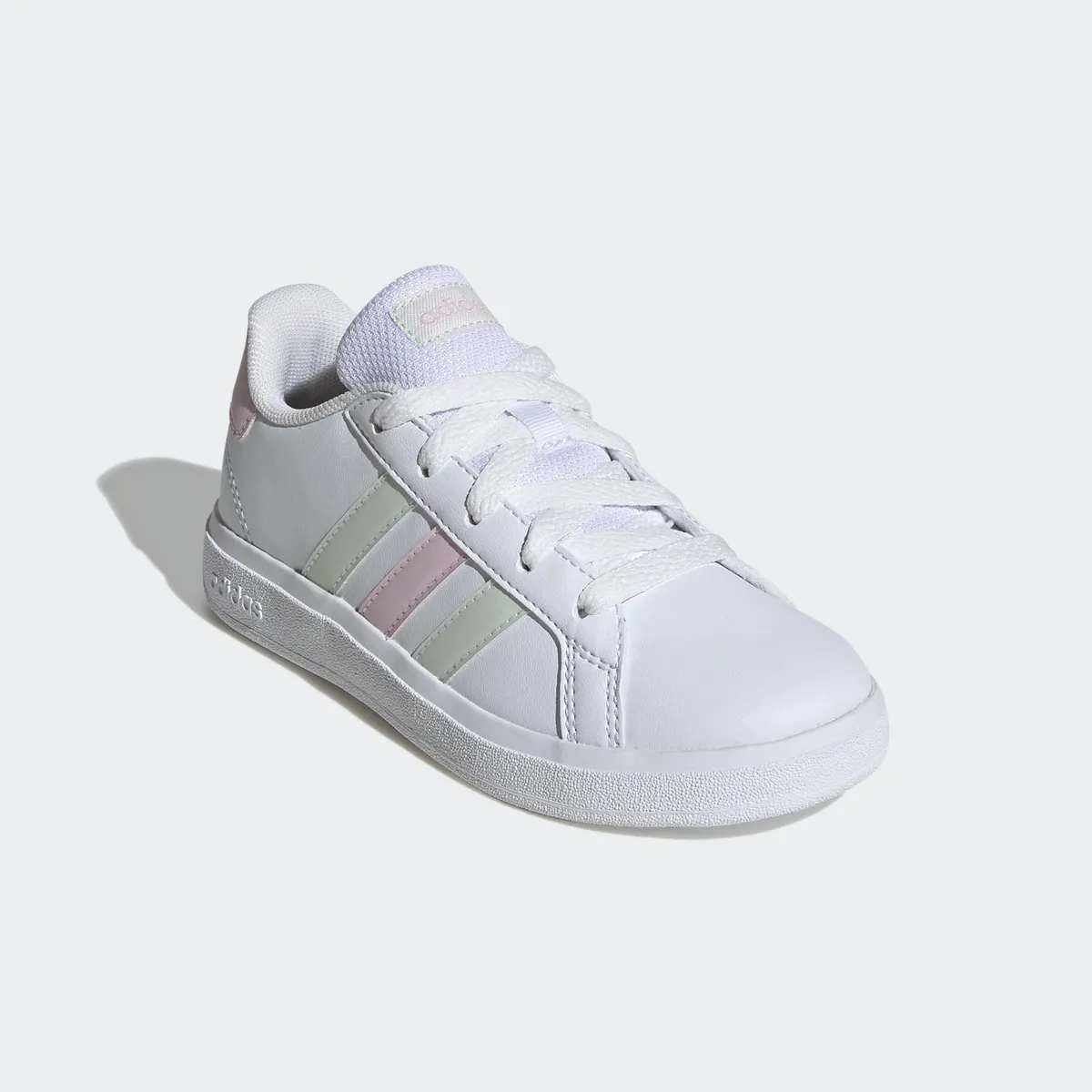 

Кроссовки Adidas Sportswear "GRAND COURT LIFESTYLE TENNIS LACE-UP", дизайн по стопам суперзвезды Adidas, цвет Cloud White / Crystal Jade / Clear Pink