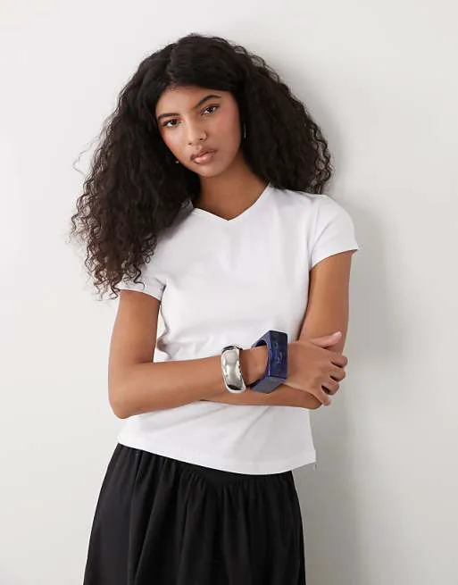 

Белая узкая футболка с v-образным вырезом Weekday Fleur, Белый, Белая узкая футболка с v-образным вырезом Weekday Fleur