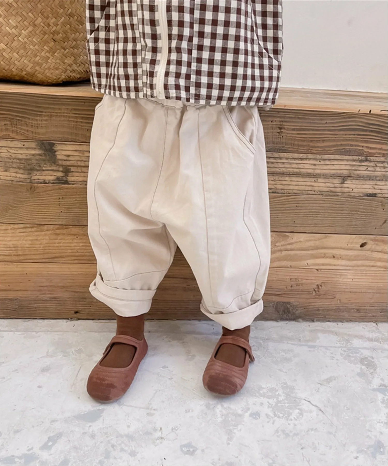 Корейская детская одежда, контрастные брюки-чиносы карго Aimoha Kids, beige — фото 2