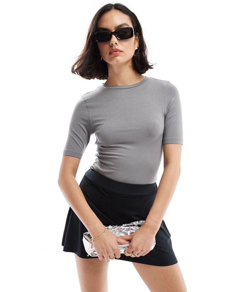

ASOS DESIGN — узкая футболка темно-серого цвета