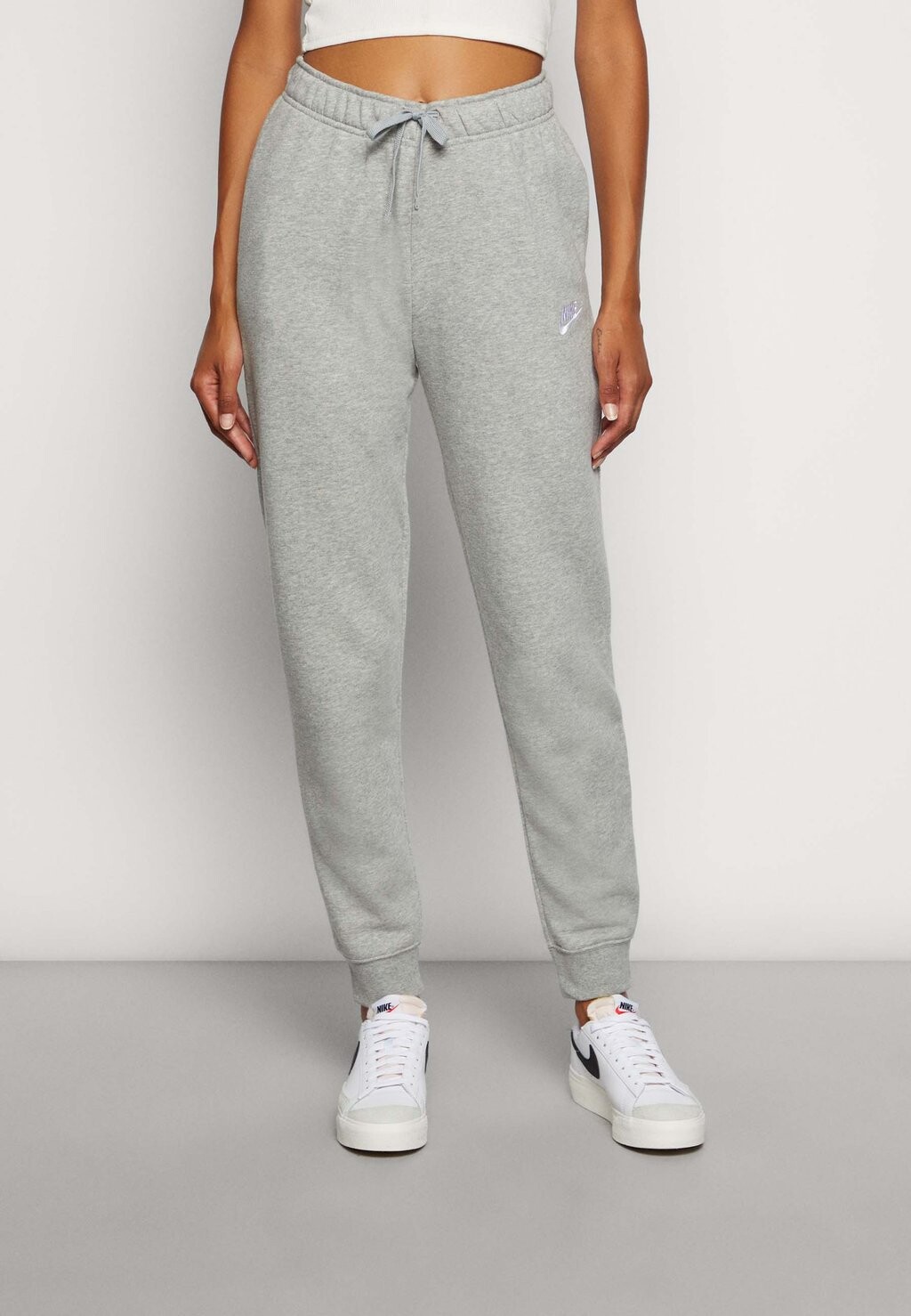 

Спортивные брюки Nike Club Pant, серый меланж / белый