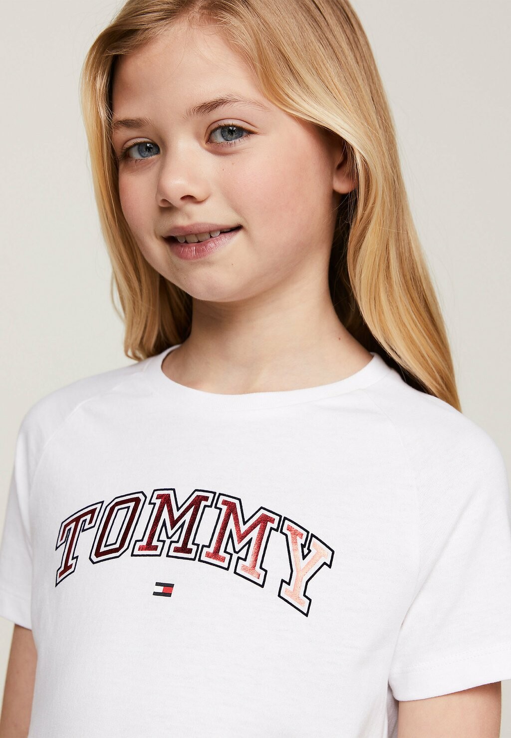 

Футболка с принтом VARSITY FOIL LOGO Tommy Hilfiger, белый