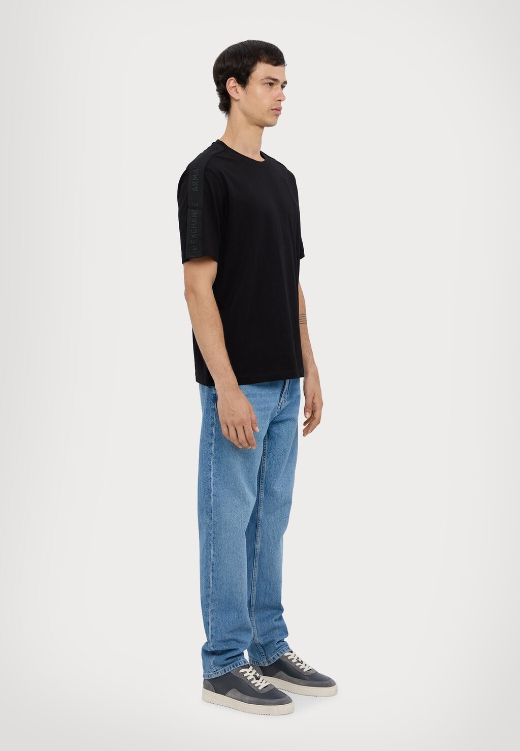 

Базовая футболка Armani Exchange, черный