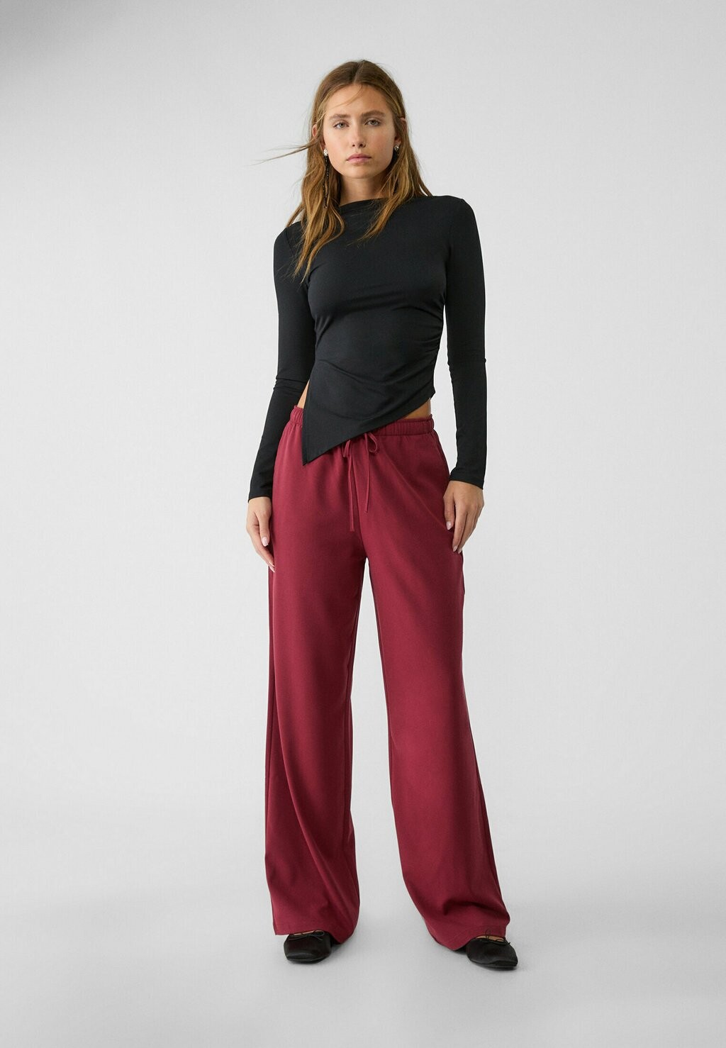 

Брюки FLOWING Stradivarius, цвет Mottled Dark Red