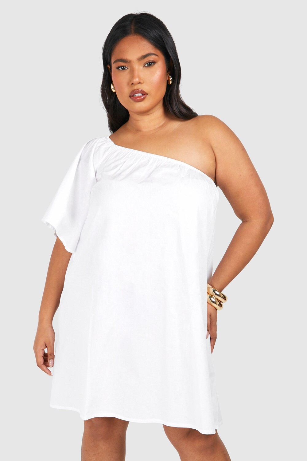

Тканое мини-платье Plus на одно плечо boohoo, белый
