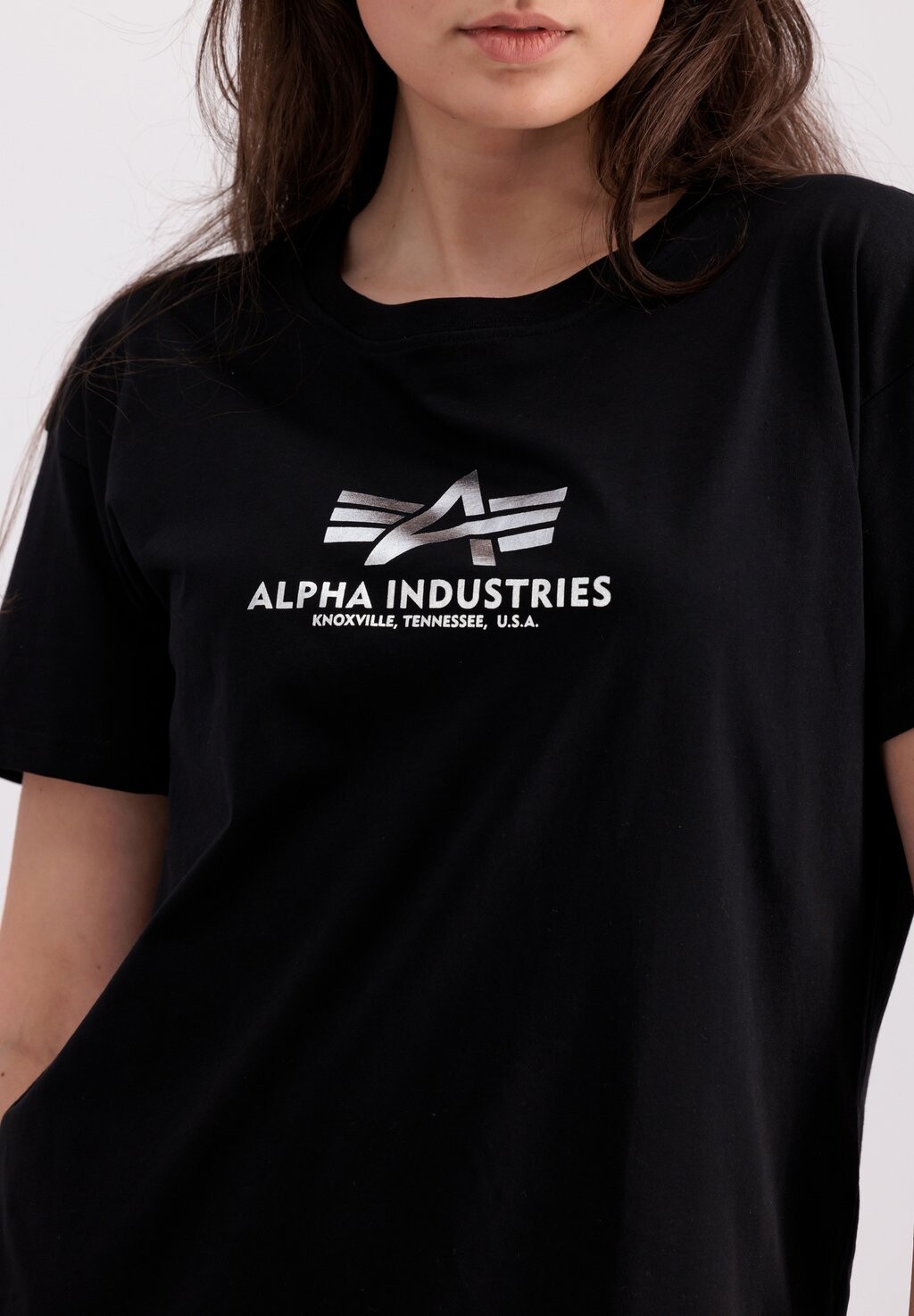 

Футболка с принтом LONG FOIL PRINT Alpha Industries, черный