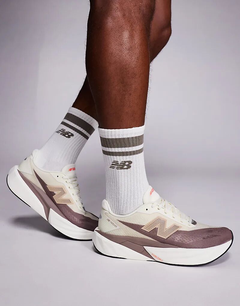 

Мужские кроссовки для бега New Balance Fuelcell Rebel v5 коричневого и бежевого цветов