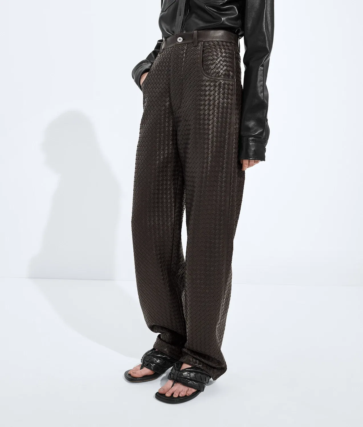Кожаные брюки Intrecciato BOTTEGA VENETA, коричневый — фото 2