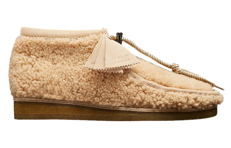 Moncler Clarks Wallabee ботинки из овчины бежевого цвета — фото 3