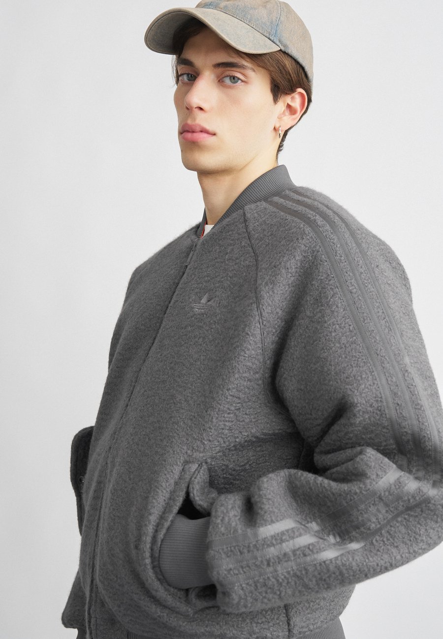 

Куртка Adidas Originals Bomber Jacket, Grey Strata/Semi Impact Orange/Dark Grey