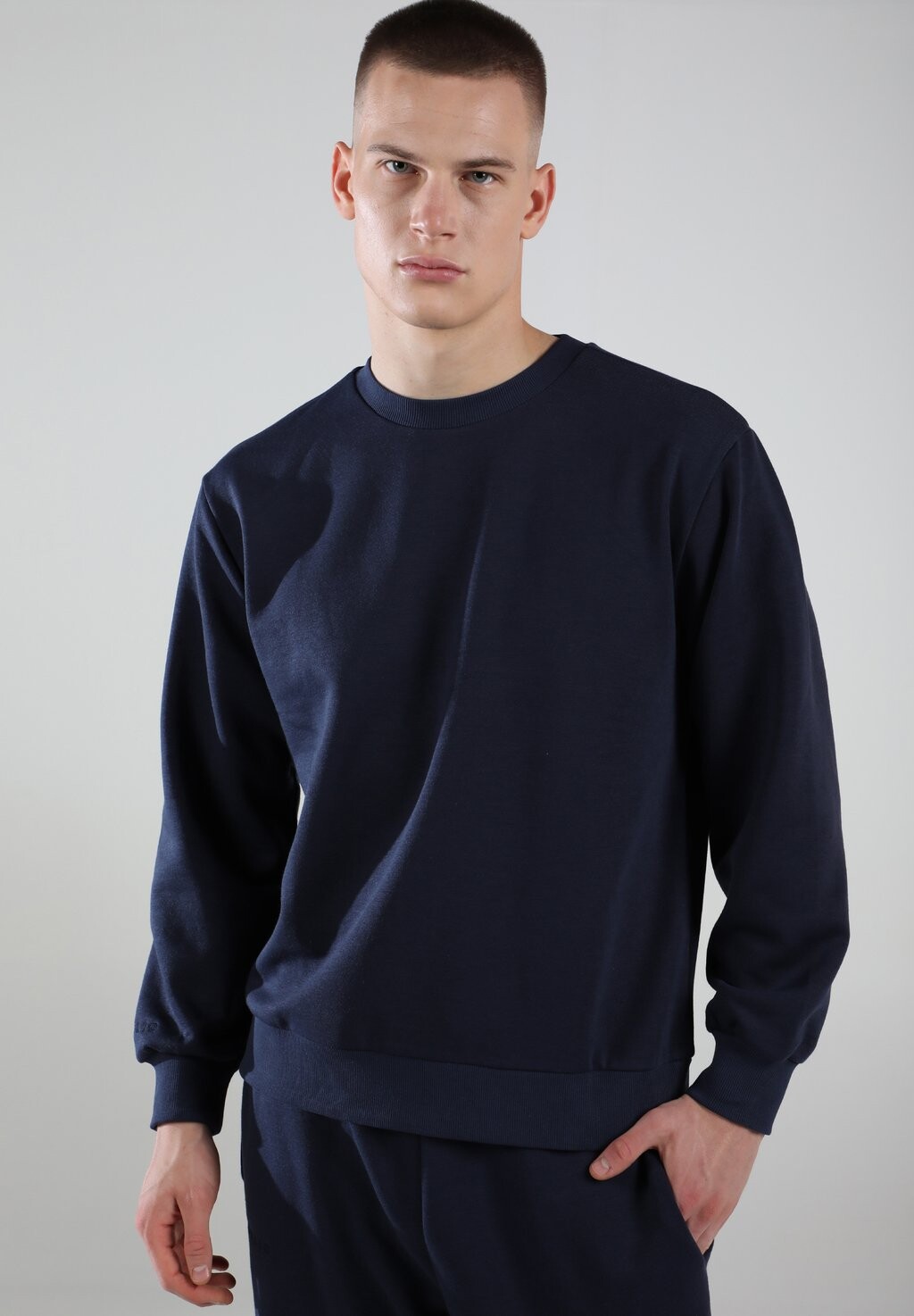 

Верх пижамы UNISEX CREWNECK LOOSE FIT ELEVATE EOSELIO, темно-синий