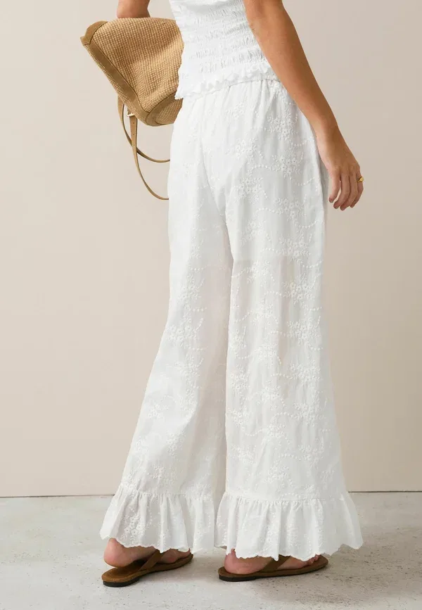 Брюки Next, Regular fit broderie frill hem crop wide trousers, цвет экрю — фото 3