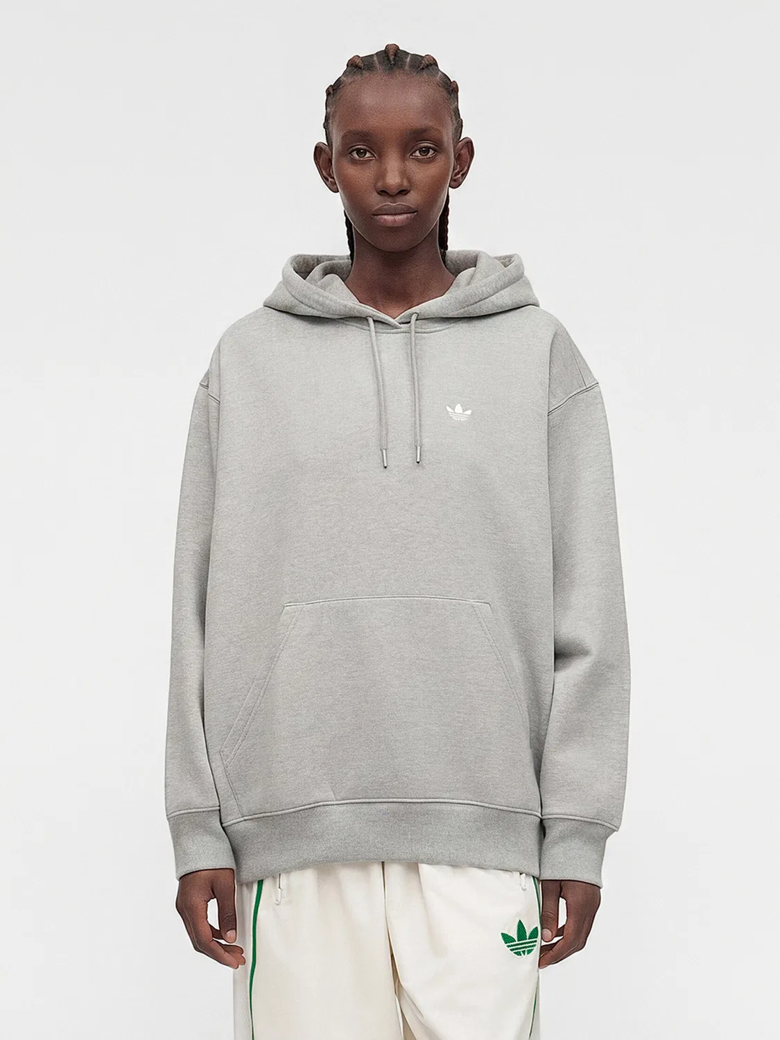 Толстовка Adidas Originals Essentials светло-серого цвета — фото 2
