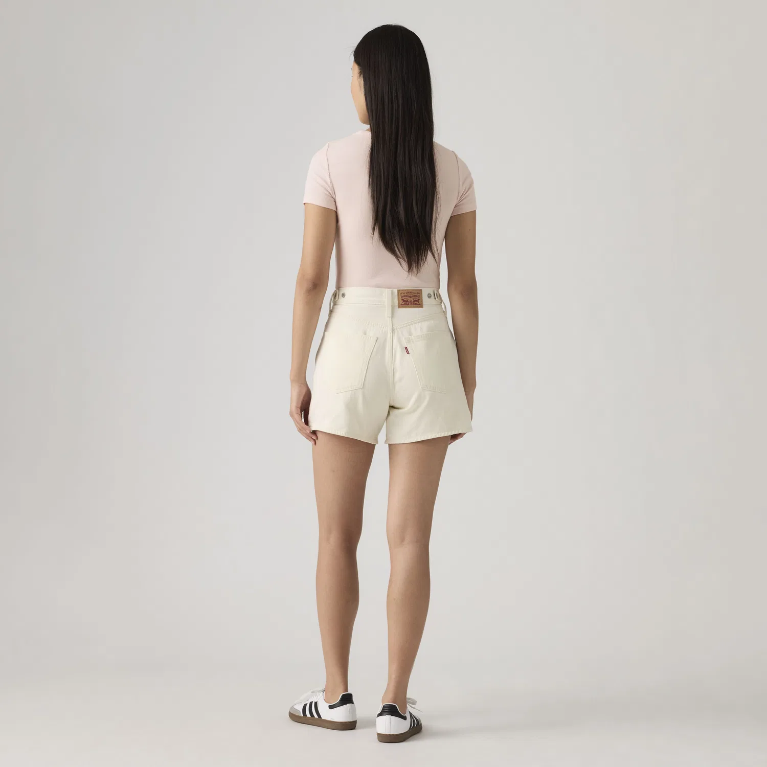 Легкие женские шорты средней длины с затяжкой Levi's, White — фото 4