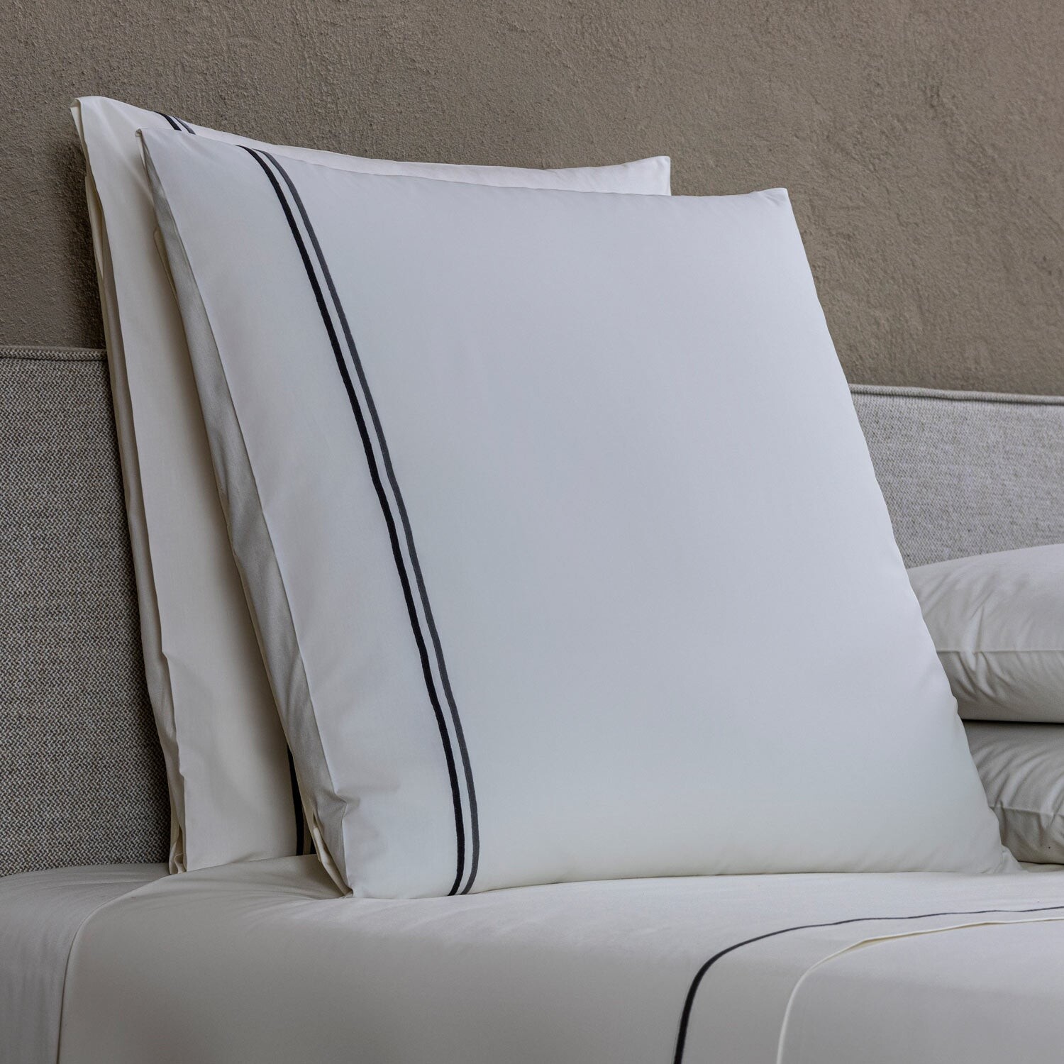 

Frette Contemporary Euro Sham, цвет Ivory/Ocean Blue