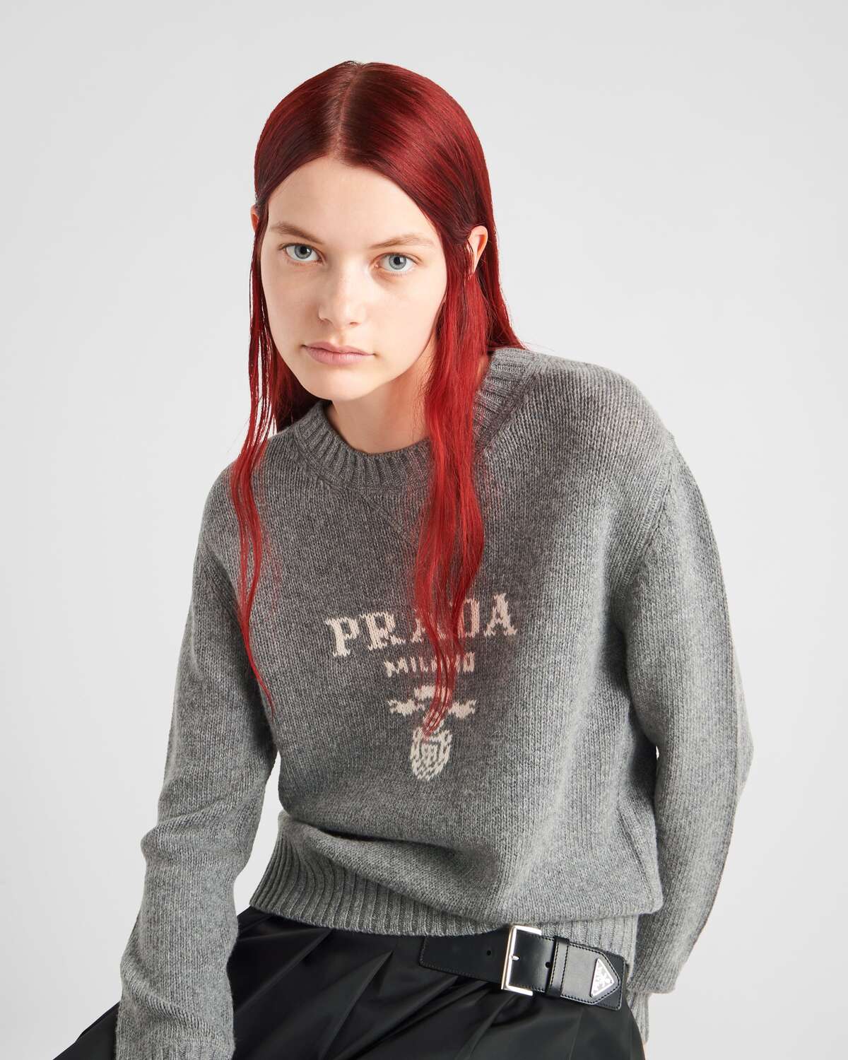 Кашемировый и шерстяной свитер Prada с логотипом и круглым вырезом, серый — фото 3