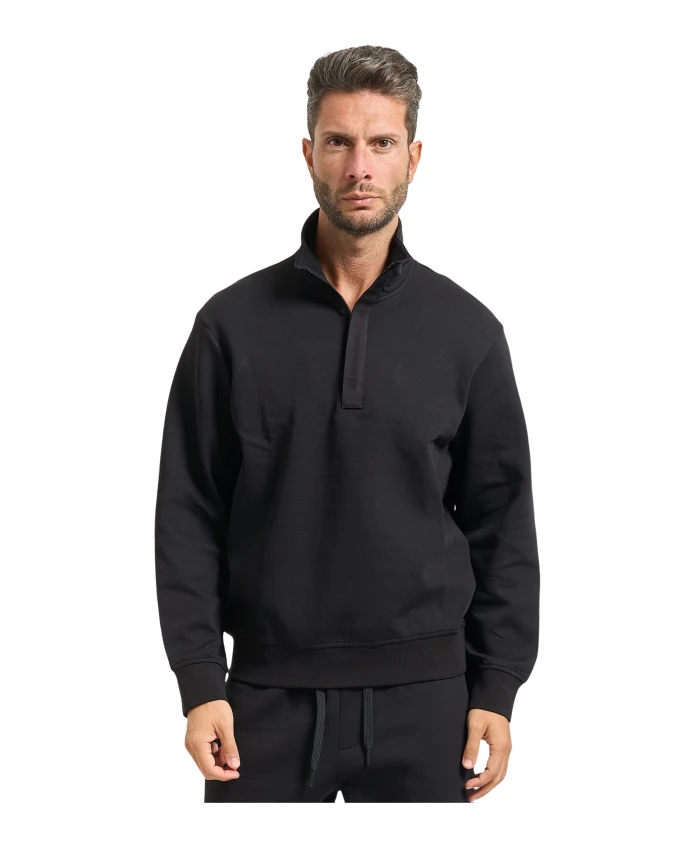 

Черная толстовка с высоким воротником и застежкой-молнией до середины груди. Armani Exchange, черный