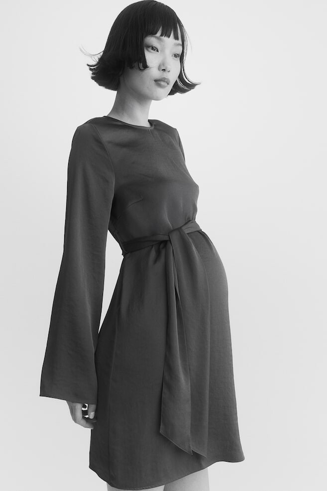 

Атласное платье mom с поясом H&M, красный