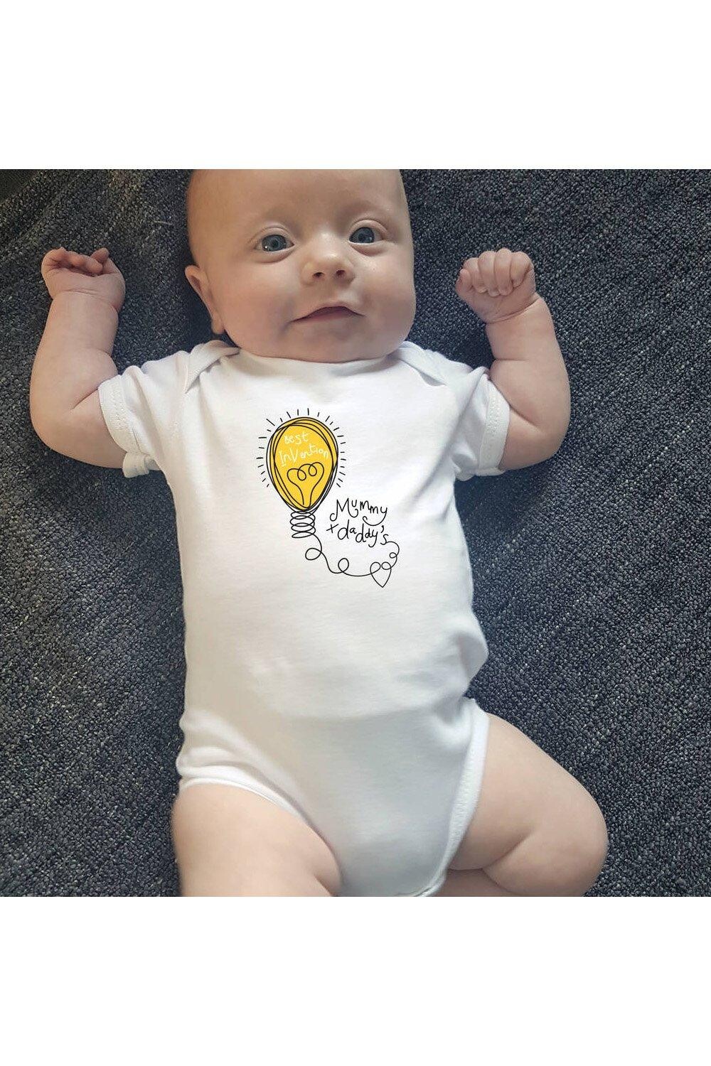 Подарок новорожденному – боди «Лучшее изобретение мамы и папы» / Baby Grow Afewhometruths, белый — фото 3