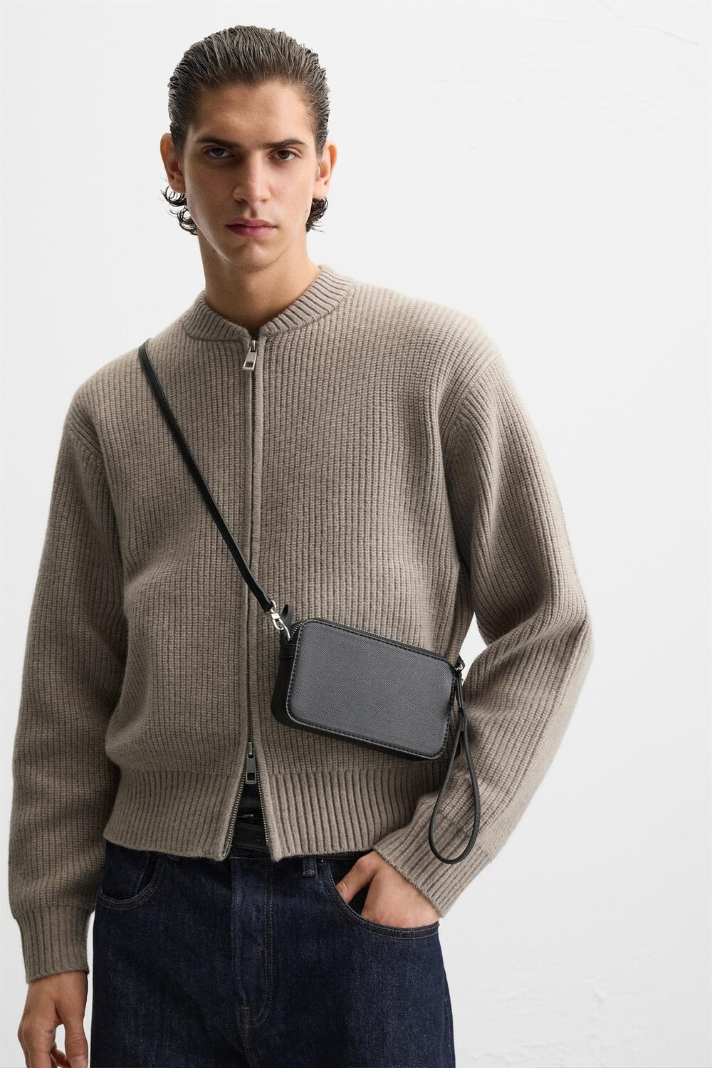 

Текстурированная сумка через плечо ZARA, черный