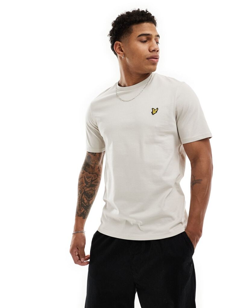 

Бежевая футболка с логотипом Lyle & Scott
