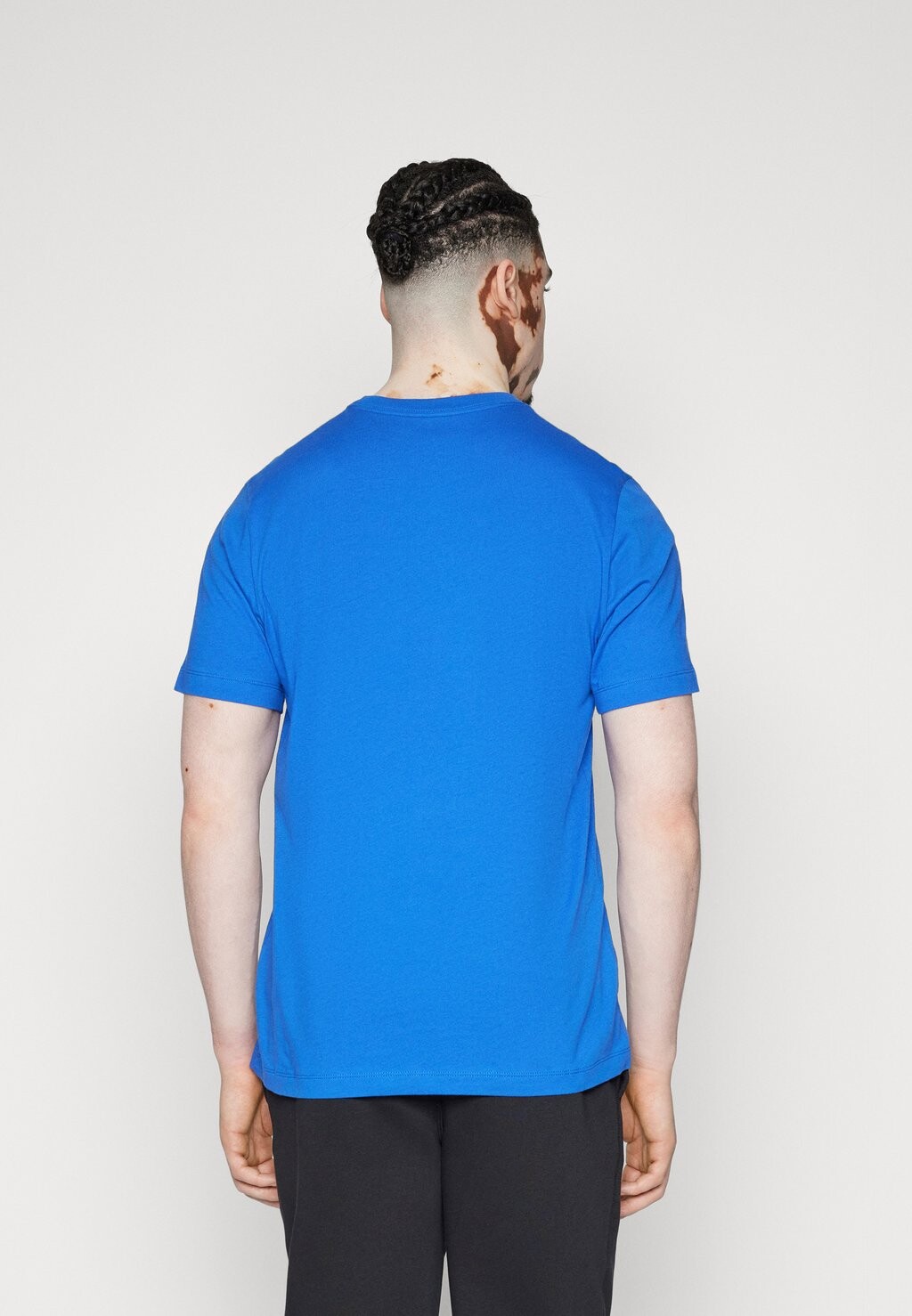 базовая футболка Club Tee Nike, цвет game royal — фото 4
