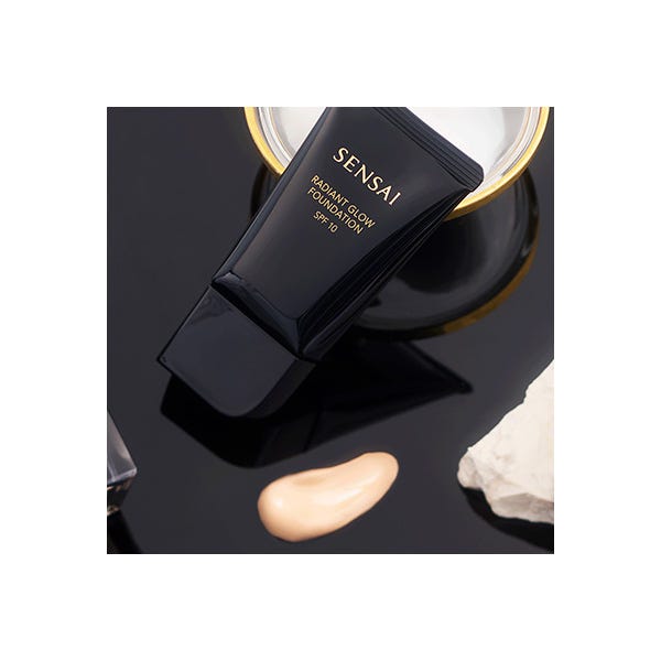 Долговечная светящаяся основа SENSAI Radiant Glow Foundation, RG204 HONEY BEIGE — фото 3
