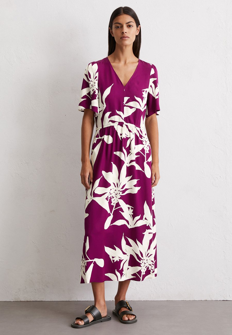 

Платье Marc O'Polo MIT ELASTISCHER TAILLE FLARED FLIESSENDEM -TWILL, Multi Fresh Berry/Purple