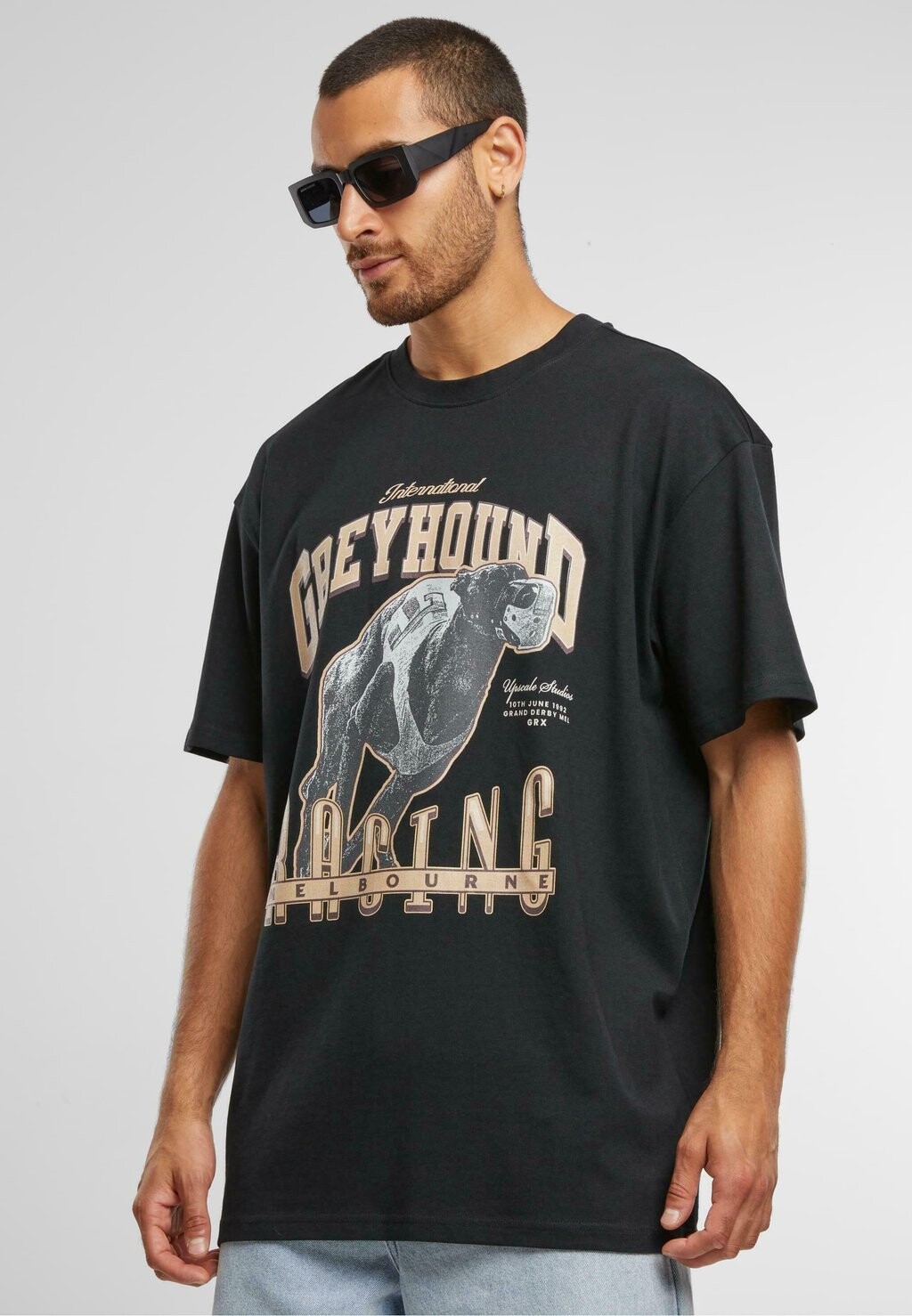

Футболка с принтом GREYHOUND RACING OVERSIZE TEE Mister Tee, черный