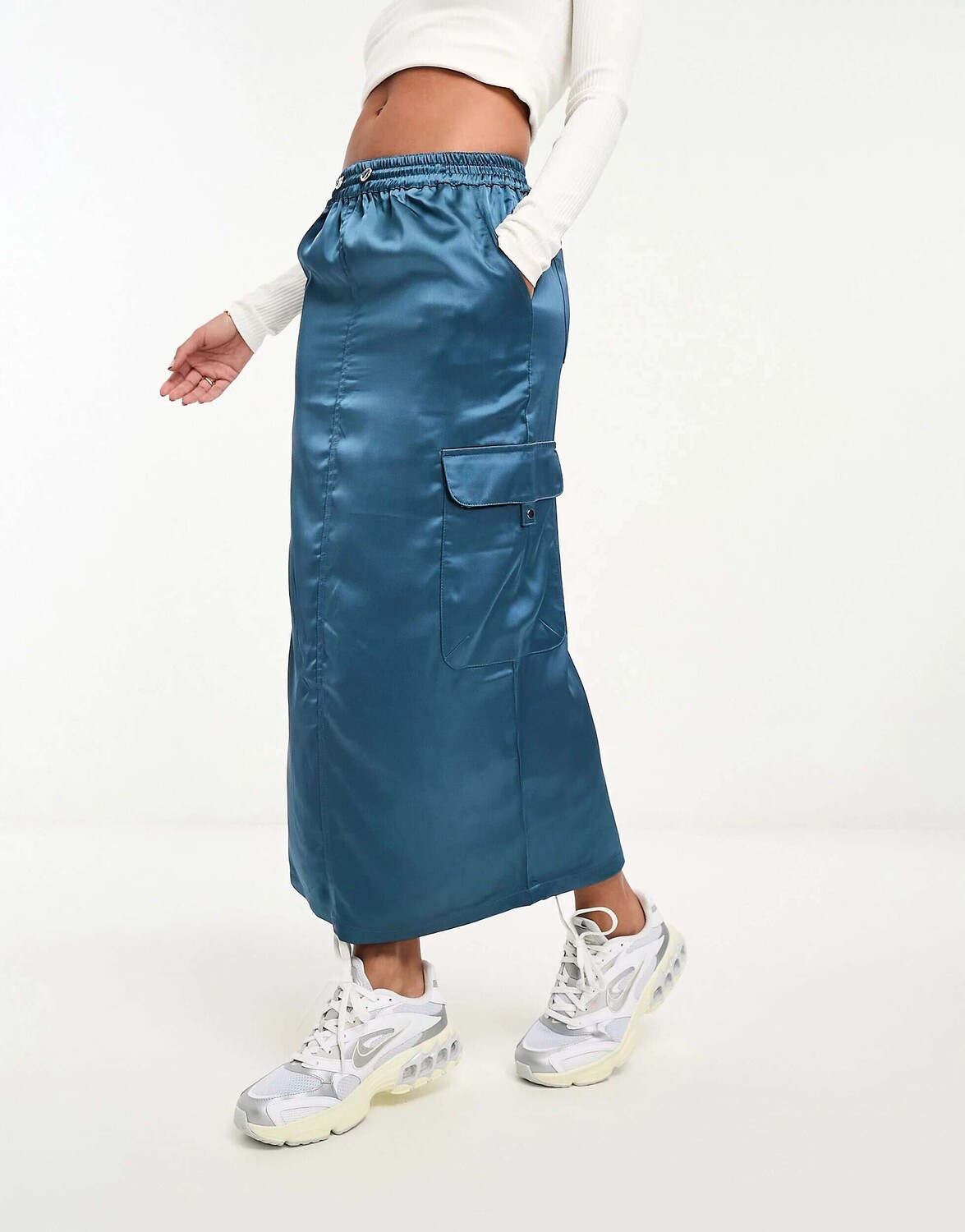

Синяя атласная юбка миди карго River Island