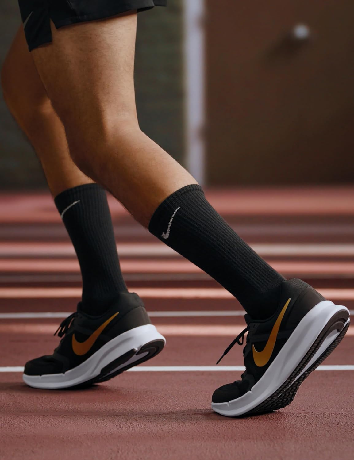 Мужские кроссовки для бега по шоссе Nike Run Swift 3, белый/черный/золотой — фото 2