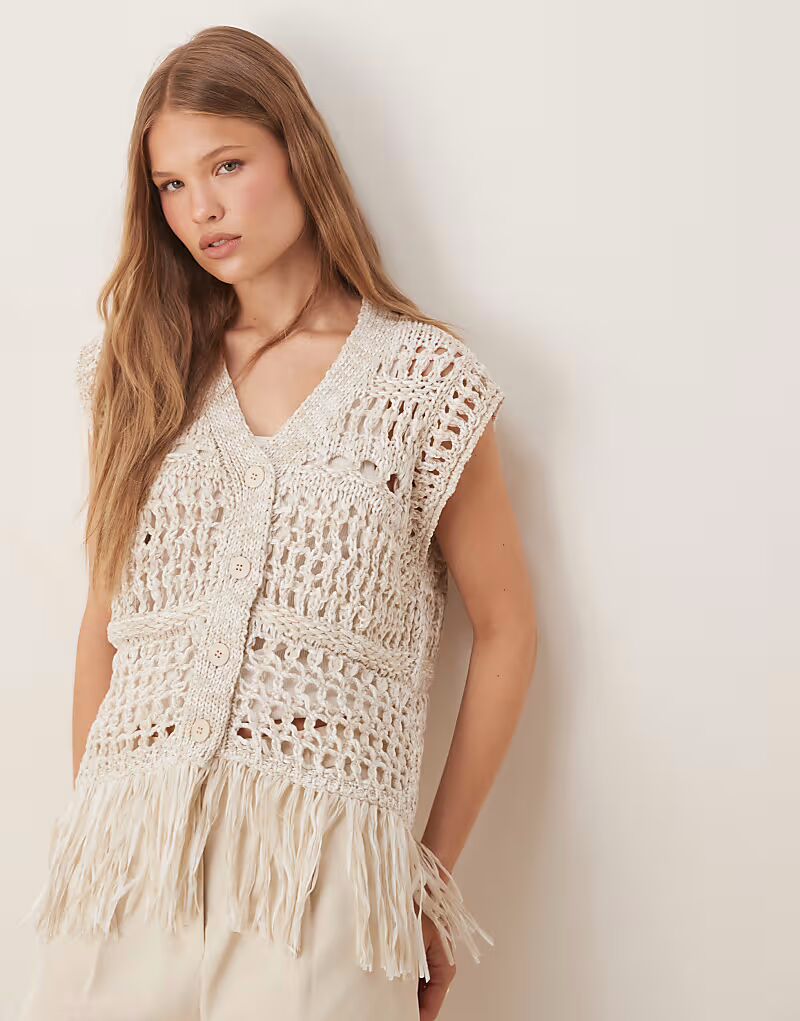 

Майка ASOS DESIGN из смеси трикотажных изделий, связанных крючком, с бахромой и множеством пуговиц спереди, цвет Stone