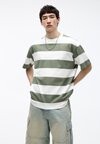 

Футболка с набивным рисунком WIDE STRIPE Pull&Bear, зеленый