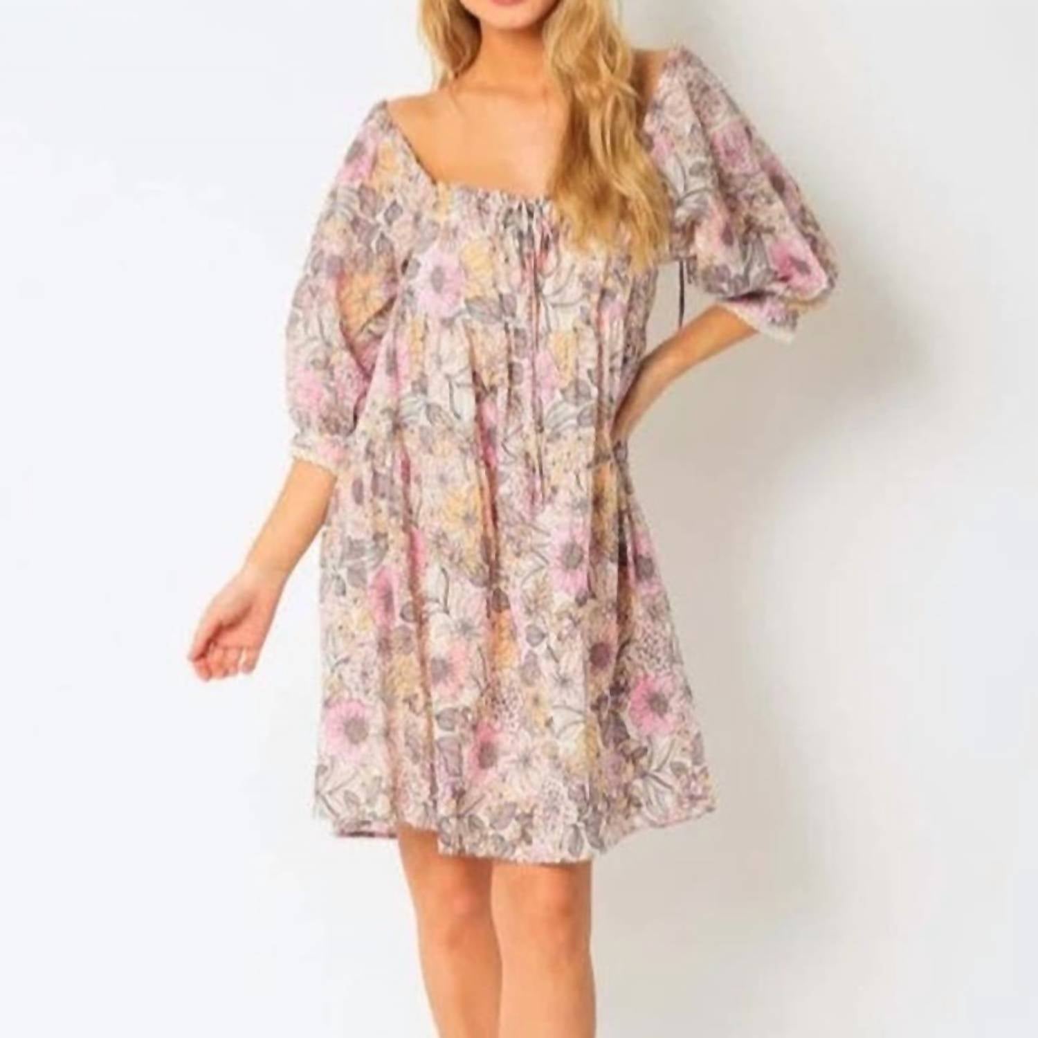 

Многоярусное мини-платье Babydoll в розовом цветочном стиле OLIVACEOUS