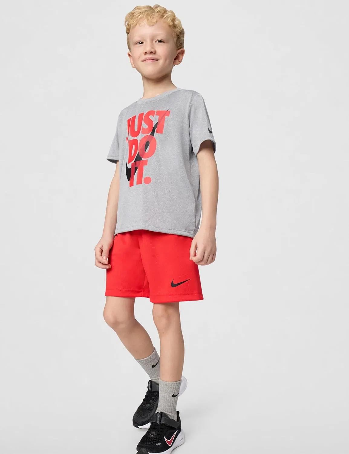 Детский спортивный комплект Nike Dri-FIT Just Do It, футболка и шорты, Light Smoke Grey/Crimson — фото 2