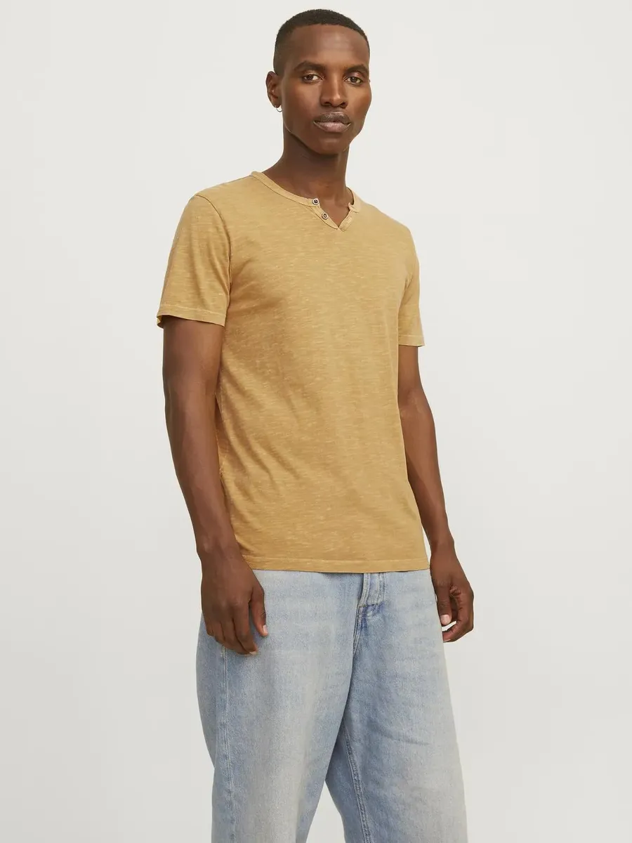 

Футболка Jack & Jones "JJESPLIT NECK TEE SS NOOS", цвет Honey Gold