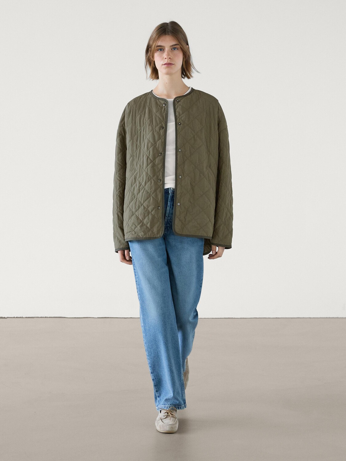 

Стеганая куртка с ромбовидным узором и шарфом Massimo Dutti, хаки