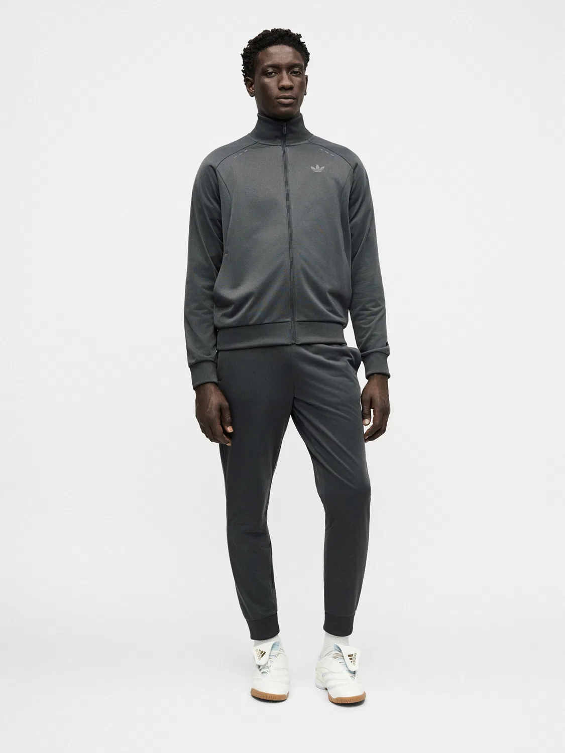 Спортивный костюм Adidas Originals TECH ESS темно-серого цвета — фото 2