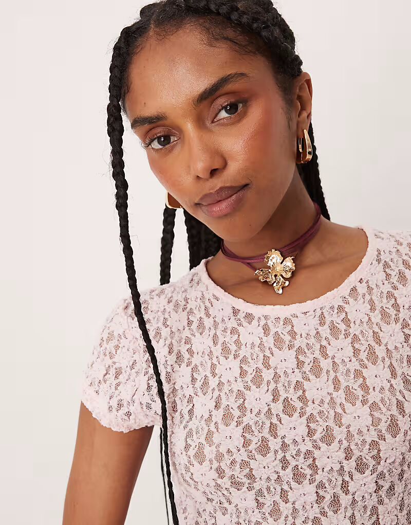 

Ожерелье-чокер на ленте с золотистым цветочным узором Asos Design