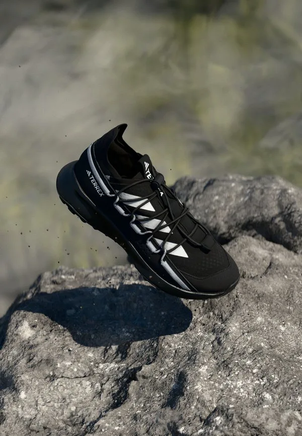 Походные ботинки voyager 21 Adidas Terrex, Core Black Chalk White Grey Two