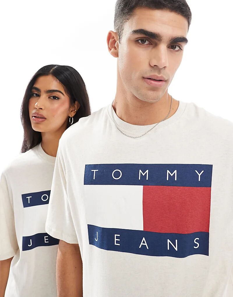 

Футболка унисекс с большим логотипом флага в цвете «кремовый» Tommy Jeans