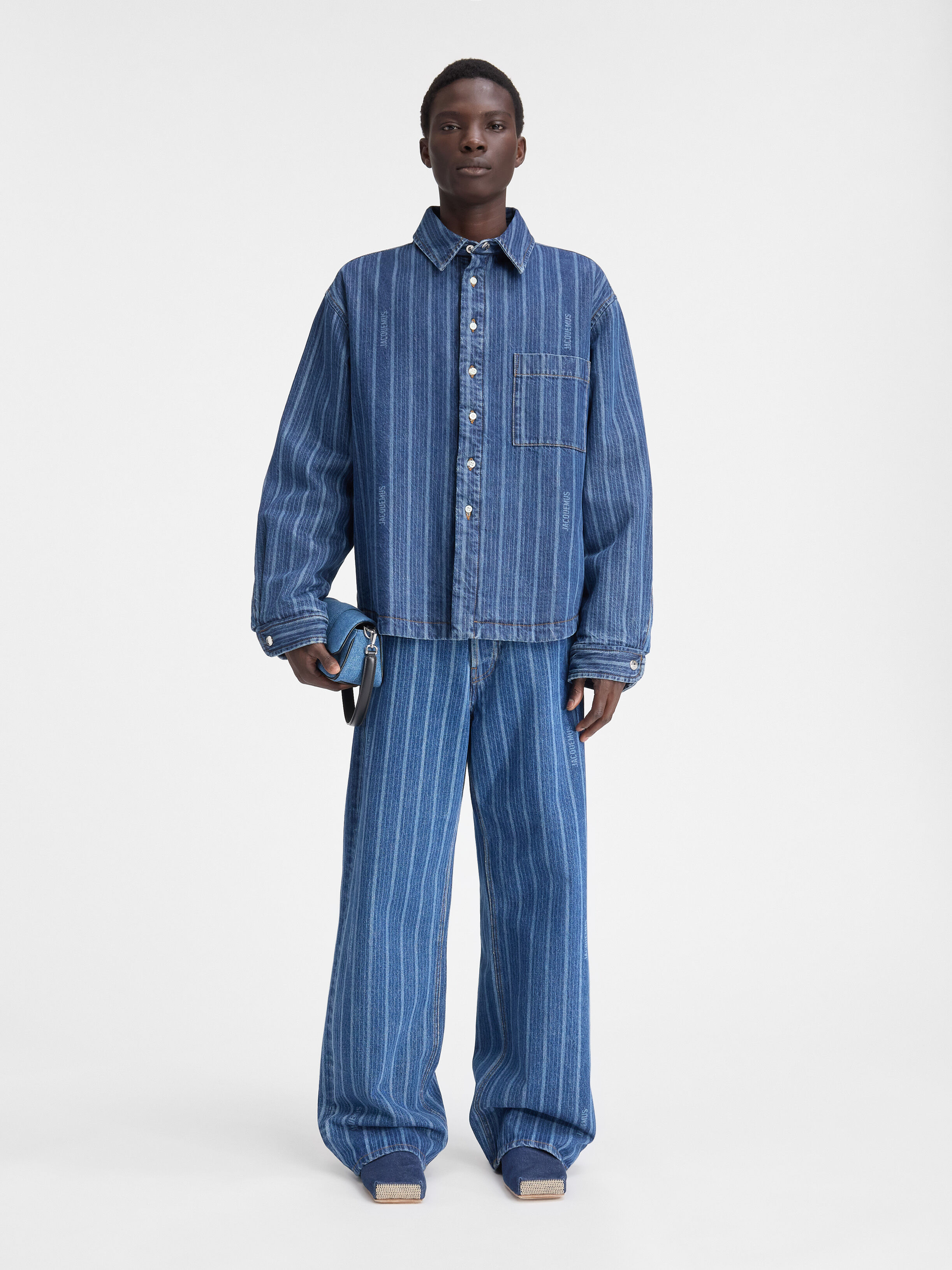 

Рубашка из дутого денима JACQUEMUS The Boulanger shirt, цвет Print Blue Stripes
