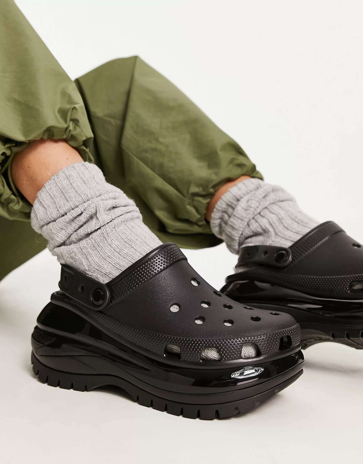 

Черные сабо Crocs mega Crush