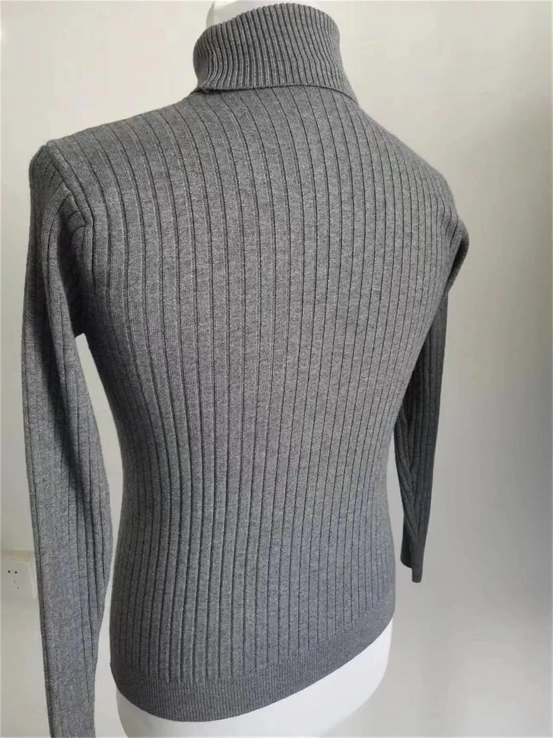 Мужской свитер Slim Fit с воротником-водолазкой, кабельной вязкой и длинными рукавами — фото 2