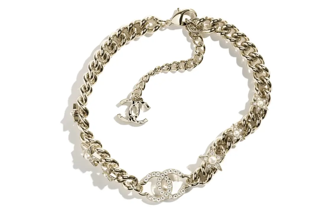 

CHANEL Металлическое ожерелье с искусственным жемчугом и стразами, золотое, для женщин